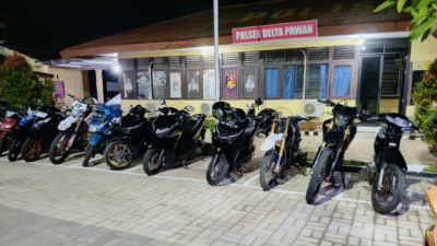Puluhan sepeda motor berbagai jenis terparkir rapi di depan kantor Polsek Delta Pawan pada malam hari hasil razia penertiban lalu lintas. (Dok. HO/Faktakalbar.id)