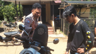 Kapolsek Tumbang Titi, Iptu Made Adnyana (left), giving a warning and education to a rider using a noisy exhaust (knalpot brong) during a patrol, Wednesday (17/12/2025). (Dok. HO/Faktakalbar.id)