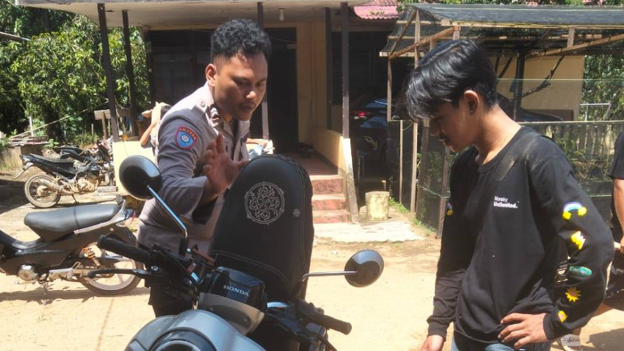 Kapolsek Tumbang Titi, Iptu Made Adnyana (left), giving a warning and education to a rider using a noisy exhaust (knalpot brong) during a patrol, Wednesday (17/12/2025). (Dok. HO/Faktakalbar.id)