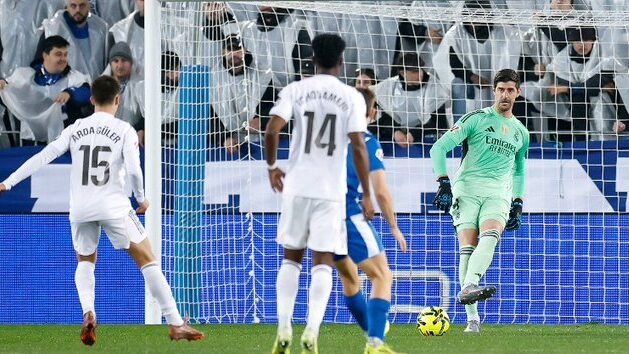 Ramos Carvajal Menangkan Madrid 2-1 Atas Alaves, Gusur Barca