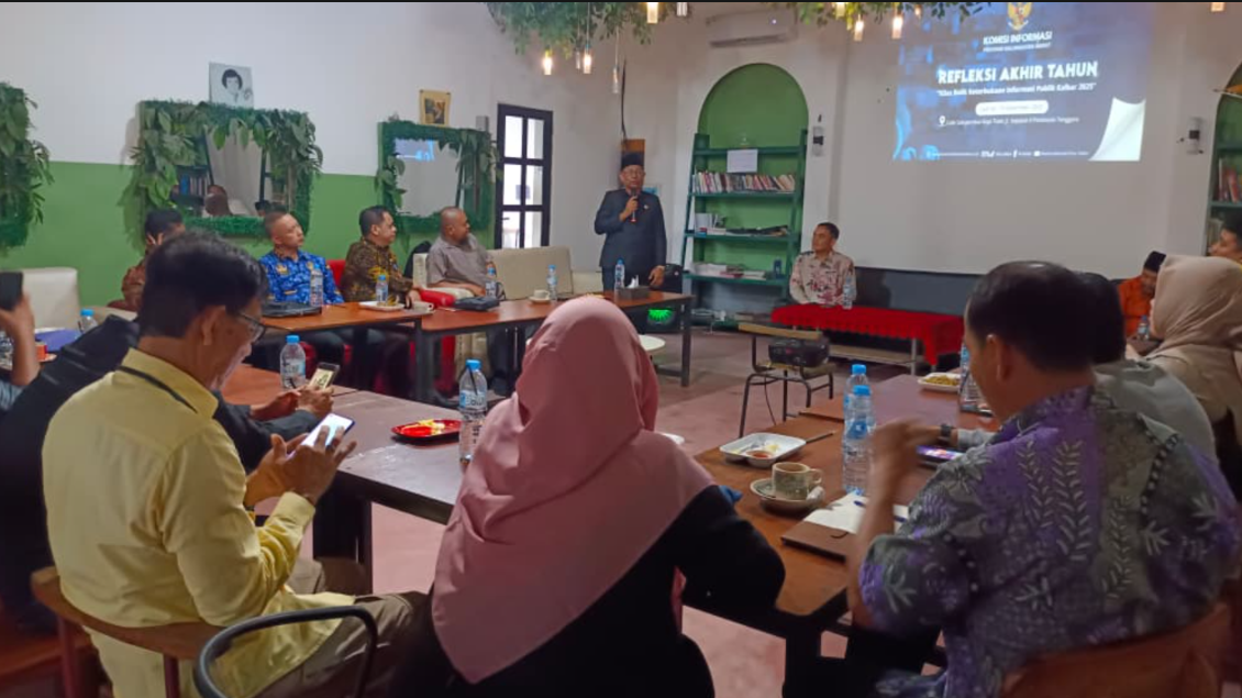 Ketua Komisi Informasi Kalbar, M. Darusalam (berdiri memegang mik), memaparkan capaian kinerja dalam acara Refleksi Akhir Tahun di Pontianak, Jumat (19/12/2025). (Dok. HO/Faktakalbar.id)