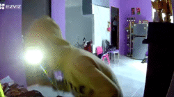 Tangkapan layar rekaman CCTV yang memperlihatkan aksi dua orang tak dikenal saat membobol rumah warga di Komplek Mega Graha, Kubu Raya, Kamis (11/12/2025).