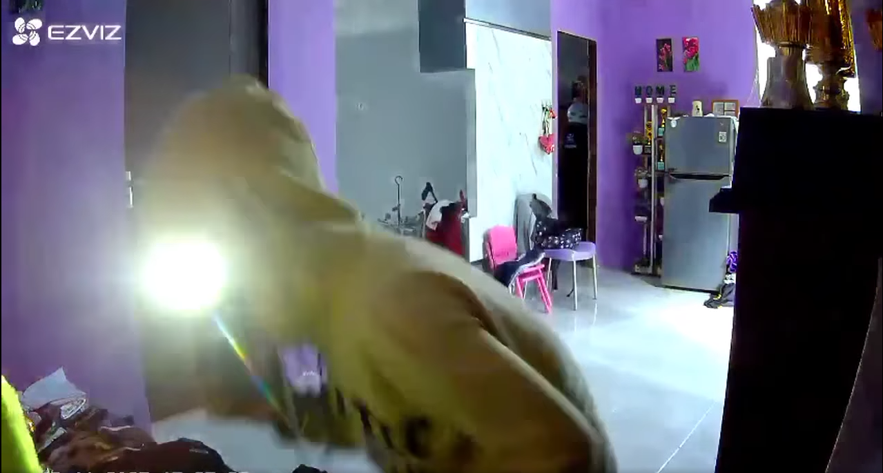 Tangkapan layar rekaman CCTV yang memperlihatkan aksi dua orang tak dikenal saat membobol rumah warga di Komplek Mega Graha, Kubu Raya, Kamis (11/12/2025).