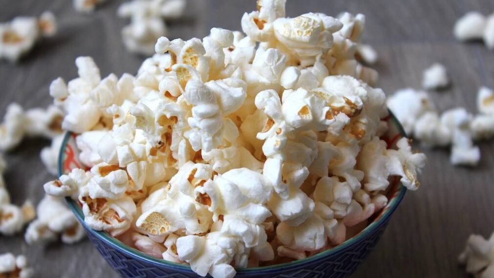 "Sering ngantuk jam 3 sore? Jangan asal makan gorengan! Ini 5 rekomendasi cemilan sehat saat kerja yang bikin melek, fokus, dan nggak bikin gendut."