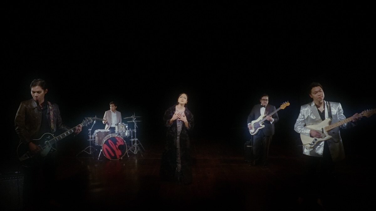 "Foto bareng pacar makin manis dengan musik yang pas. Cek 6 rekomendasi lagu romantis dan aesthetic ini untuk soundtrack Instagram Story atau Reels kamu."