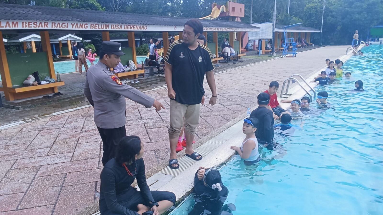"Seorang remaja bernama Manuel Fedri tewas tenggelam di Kolam Renang JC Oevang Oeray Pontianak. Polisi dalami dugaan kelalaian pengelola karena ketiadaan lifeguard."