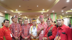 Gubernur Kalbar Ria Norsan mengenakan atribut adat Dayak berfoto bersama pengurus Dewan Adat Dayak (DAD) Kalbar usai menutup Rakor Tahun 2025 di Pontianak. (Dok. HO