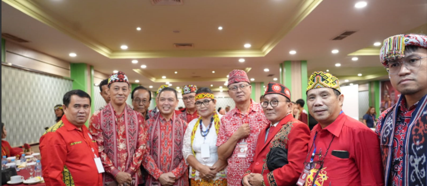 Gubernur Kalbar Ria Norsan mengenakan atribut adat Dayak berfoto bersama pengurus Dewan Adat Dayak (DAD) Kalbar usai menutup Rakor Tahun 2025 di Pontianak. (Dok. HO