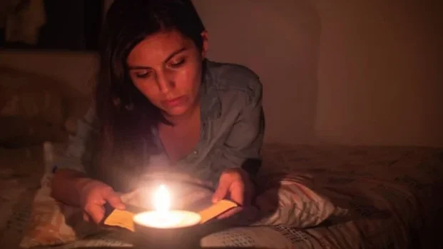 "Sering bangun tidur tapi masih merasa lelah? Mungkin rutinitas malam Anda salah. Coba 4 ritual sederhana sebelum tidur ini untuk kualitas hidup yang lebih baik."