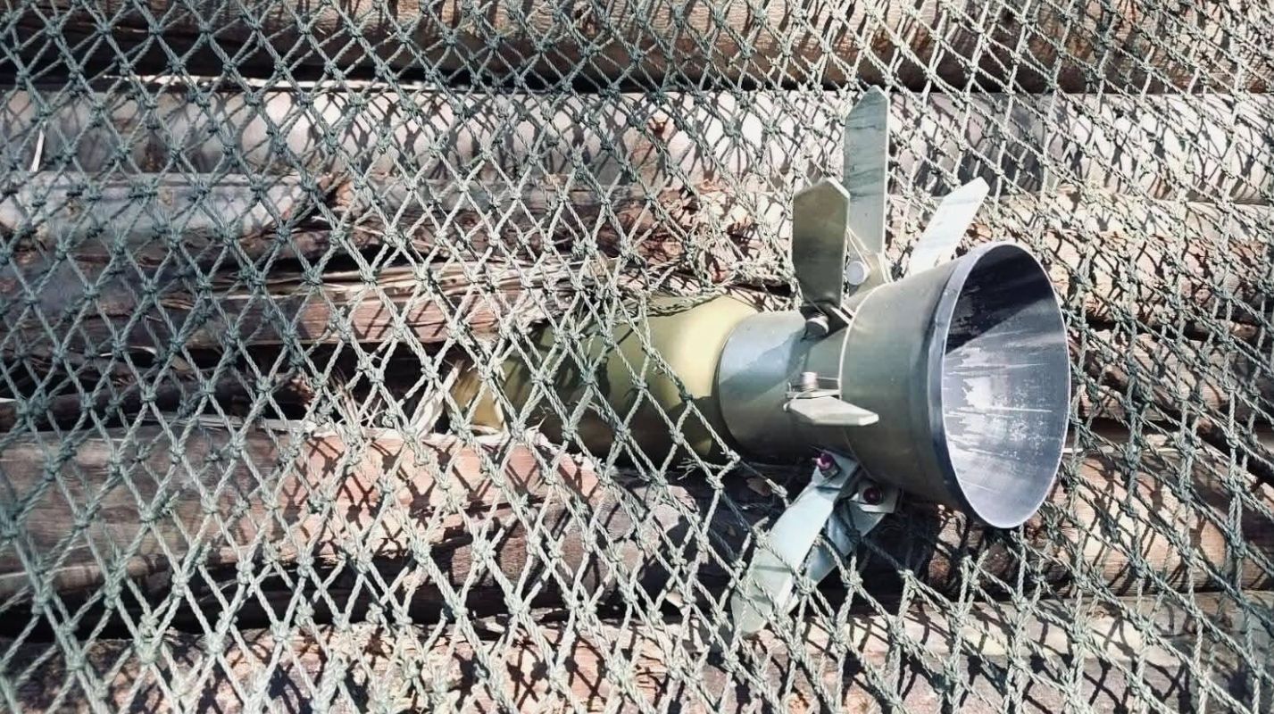 Proyektil roket anti-tank PF-89 gagal meledak dan tersangkut pada armor tambahan berupa jaring dan kayu di sisi kendaraan angkut personel (APC) M-113 milik militer Thailand, Rabu (18/12/2025). (Dok. Ist)