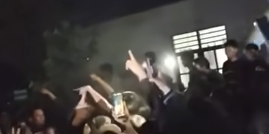 Sekelompok massa yang emosi menunjuk-nunjuk ke arah rumah streamer Resbob pada malam hari menuntut pertanggungjawaban atas kasus SARA. (Dok. Ist)