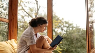 "Banyak yang mengira slow living berarti bermalas-malasan atau harus tinggal di desa. Artikel ini meluruskan salah kaprah makna slow living yang sebenarnya demi hidup yang lebih berkualitas."