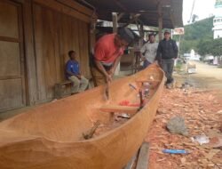 Sawah Tertimbun Longsor, Warga Aceh Tengah Manfaatkan Kayu Hanyut Buat Sampan Demi Sambung Hidup