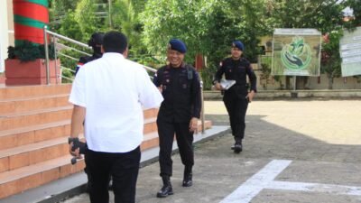 Personel Satgas Komposit Polda Kalbar melakukan pengamanan dan berkoordinasi dengan pengurus gereja di Pontianak guna memastikan kelancaran ibadah Natal 2025, Minggu (28/12). (Dok. HO/Faktakalbar.id)