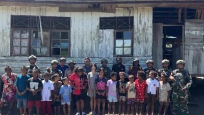 Sambut Natal di Papua, Satgas Pamtas RI–PNG Salurkan Sembako ke Warga Keerom