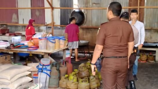 Petugas Satgas Pangan Kabupaten Sintang saat melakukan pemeriksaan tabung gas di salah satu rumah makan di Kota Sintang, Selasa (23/12/2025).