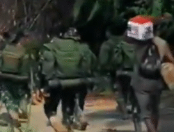 Terjang Lumpur dan Hujan, Satgas TNI Jalan Kaki Pikul Logistik Tembus 3 Desa Terisolir di Tapanuli Tengah