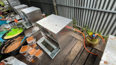 Suasana dapur produksi usaha kue lapis di Jalan Parwasal, Pontianak Utara, yang kedapatan menggunakan puluhan tabung gas LPG 3kg bersubsidi untuk operasional bisnisnya, Kamis (18/12/2025). (Dok. HO/Faktakalbar.id)