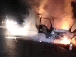 Diduga Korsleting Listrik, Satu Unit Truk Ludes Terbakar di Semparuk Sambas Dini Hari