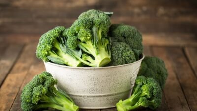 "Tubuh kurang magnesium? Jangan buru-buru beli obat. Cukup konsumsi 5 sayuran lokal ini, mulai dari bayam hingga daun singkong, yang ampuh atasi kram dan lelah."