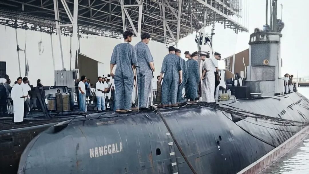 Penampakan kapal selam RI Nanggala (eks S-79 Uni Soviet) saat bersandar di dermaga. Kapal ini menjadi ujung tombak kekuatan bawah laut Indonesia dalam merebut kembali Irian Barat pada era 1960-an. (Dok. Submarines.id)