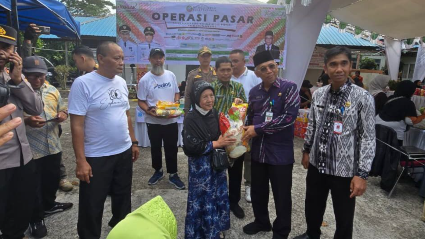 Sekretaris Daerah Kota Pontianak, Amirullah (tengah, berkopiah hitam), menyerahkan secara simbolis paket sembako murah kepada warga di halaman Kantor Camat Pontianak Timur, Jumat (19/12/2025). (Dok. HO/Faktakalbar.id)