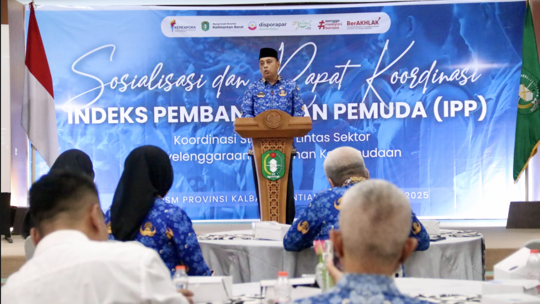 Sekretaris Daerah Provinsi Kalimantan Barat, dr. H. Harisson, M.Kes., memberikan arahan saat membuka Sosialisasi dan Rapat Koordinasi Indeks Pembangunan Pemuda (IPP) di Aula BPSDM Kalbar, Rabu (17/12/2025). (Dok. HO/Faktakalbar.id)