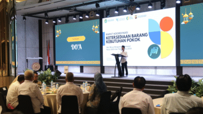 Sekda Kalbar Harisson memberikan arahan dalam Rakor Ketersediaan Barang Kebutuhan Pokok Jelang Natal dan Tahun Baru 2026 di Hotel Golden Tulip Pontianak. (Dok. HO/Faktakalbar.id)