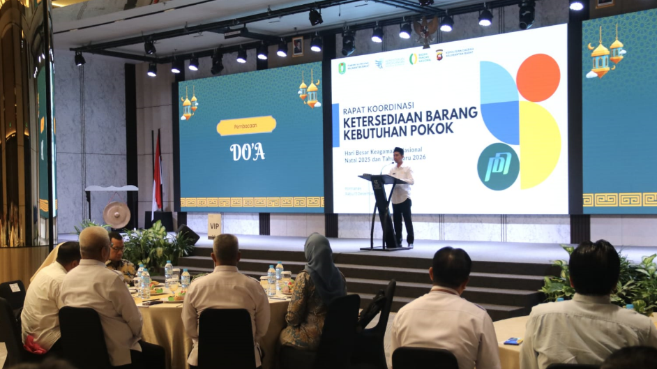 Sekda Kalbar Harisson memberikan arahan dalam Rakor Ketersediaan Barang Kebutuhan Pokok Jelang Natal dan Tahun Baru 2026 di Hotel Golden Tulip Pontianak. (Dok. HO/Faktakalbar.id)