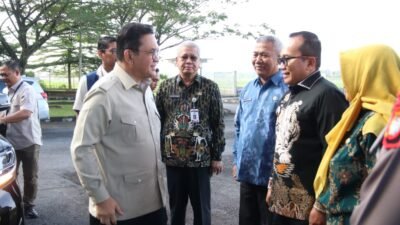 Sekretaris Daerah Provinsi Kalimantan Barat, Harisson, saat menyambut kedatangan Menteri Perdagangan RI, Budi Santoso, di VIP Bandara Supadio, Kubu Raya, Kamis (11/12/2025).