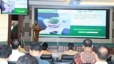 Sekretaris Daerah Provinsi Kalimantan Barat, Harisson, saat memberikan arahan dalam Rapat Koordinasi Perencanaan Program Tanggung Jawab Sosial Bina Lingkungan Perusahaan di Aula Garuda, Selasa (9/12/2025).