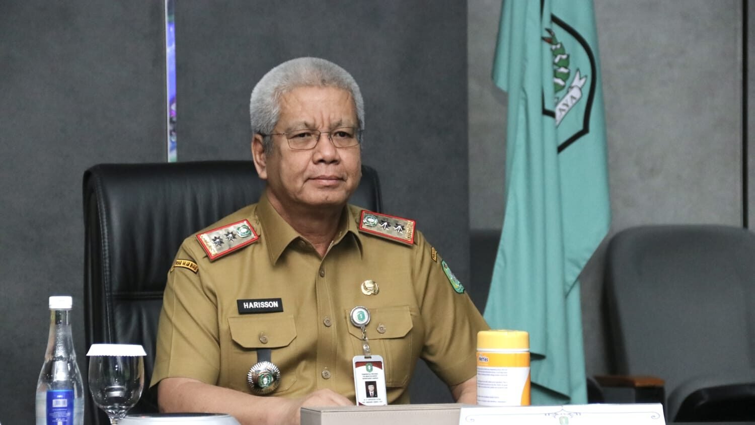 Sekretaris Daerah Provinsi Kalimantan Barat, Harisson, saat mengikuti Rapat Koordinasi Pengendalian Inflasi Nasional secara virtual dari Kantor Gubernur Kalbar, Senin (22/12/2025). Foto: HO/Faktakalbar.id