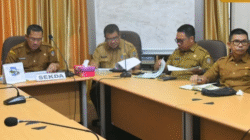 Sekretaris Daerah Kayong Utara sedang memimpin rapat virtual terkait jaminan sosial ketenagakerjaan bersama jajaran pemerintah daerah. (Dok. HO/Faktakalbar.id)