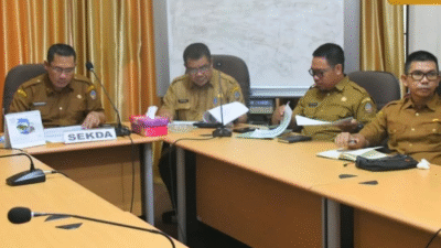 Sekretaris Daerah Kayong Utara sedang memimpin rapat virtual terkait jaminan sosial ketenagakerjaan bersama jajaran pemerintah daerah. (Dok. HO/Faktakalbar.id)