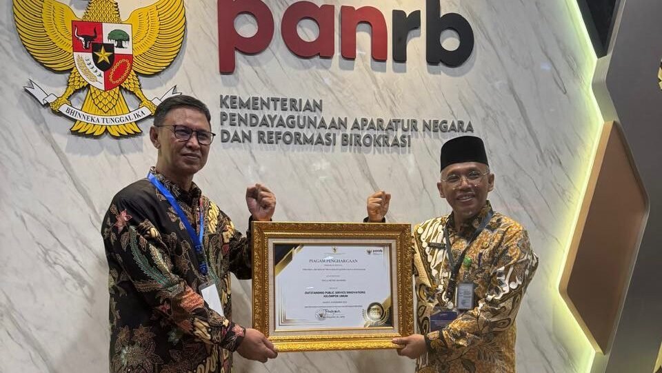 Sekretaris Daerah Kota Pontianak, Amirullah, saat menerima piala penghargaan Outstanding Public Service Innovations (OPSI) 2025 di Kementerian PANRB, Jakarta, Senin (15/12/2025).