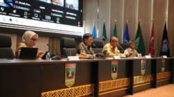 Sekretaris Utama BNPB, Rustian, memimpin Rapat Percepatan Rehabilitasi dan Rekonstruksi pascabanjir bandang dan tanah longsor di Sumatera Barat, di aula kantor Gubernur Sumatera Barat, Selasa (16/12/2025). Foto: HO/Faktakalbar.id