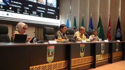 Sekretaris Utama BNPB, Rustian, memimpin Rapat Percepatan Rehabilitasi dan Rekonstruksi pascabanjir bandang dan tanah longsor di Sumatera Barat, di aula kantor Gubernur Sumatera Barat, Selasa (16/12/2025). Foto: HO/Faktakalbar.id