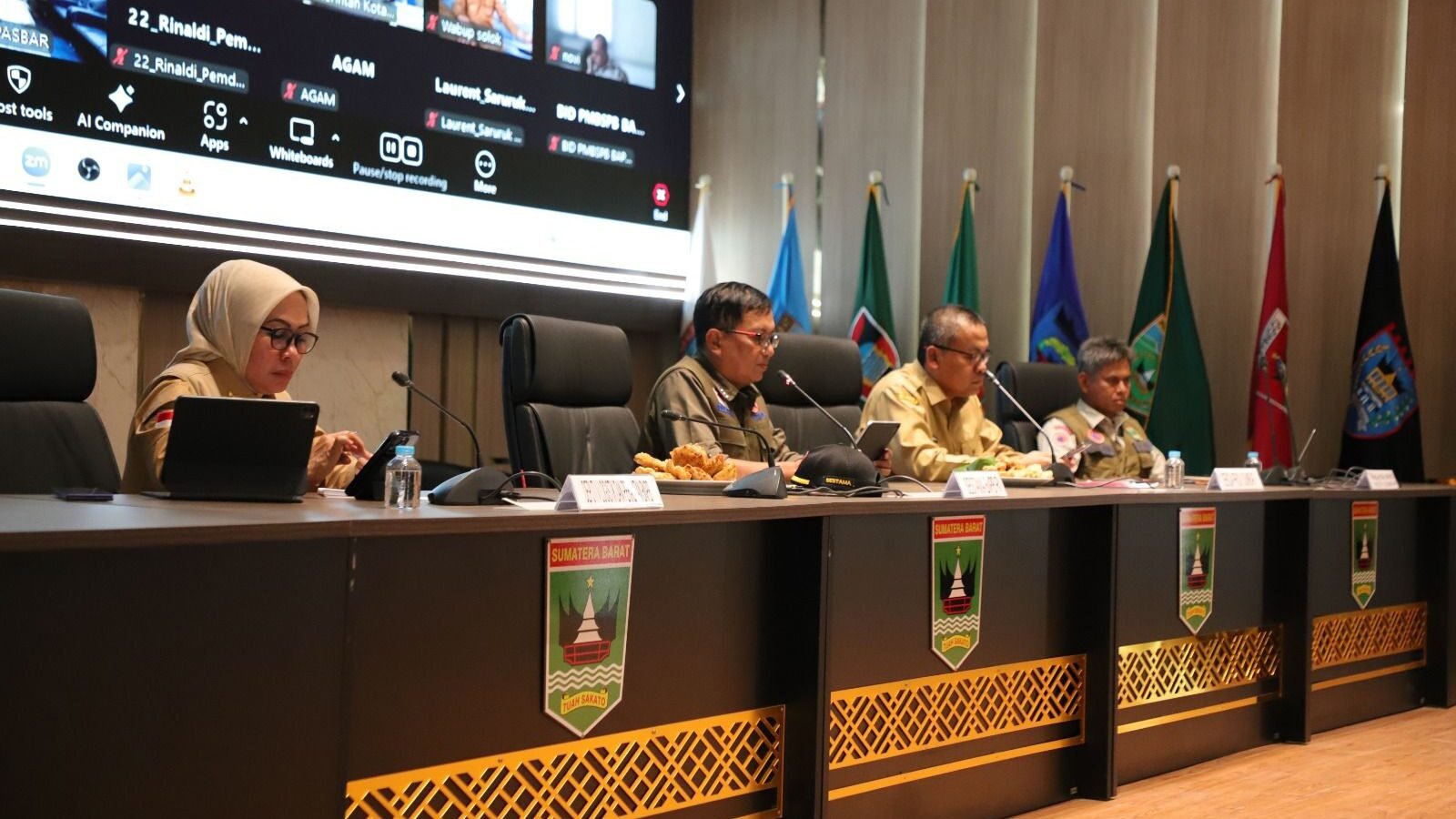 Sekretaris Utama BNPB, Rustian, memimpin Rapat Percepatan Rehabilitasi dan Rekonstruksi pascabanjir bandang dan tanah longsor di Sumatera Barat, di aula kantor Gubernur Sumatera Barat, Selasa (16/12/2025). Foto: HO/Faktakalbar.id