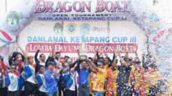 Selebrasi tim Bidas dan Posal Delta Pawan mengangkat trofi juara bersama di bawah guyuran konfeti pada penutupan Danlanal Ketapang Cup III. (Dok. HO/Faktakalbar.id)