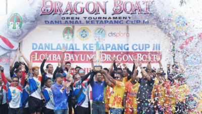 Selebrasi tim Bidas dan Posal Delta Pawan mengangkat trofi juara bersama di bawah guyuran konfeti pada penutupan Danlanal Ketapang Cup III. (Dok. HO/Faktakalbar.id)
