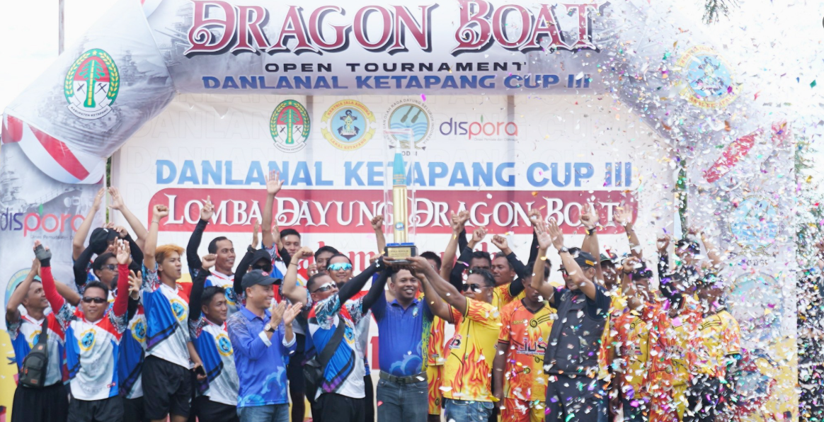 Selebrasi tim Bidas dan Posal Delta Pawan mengangkat trofi juara bersama di bawah guyuran konfeti pada penutupan Danlanal Ketapang Cup III. (Dok. HO/Faktakalbar.id)