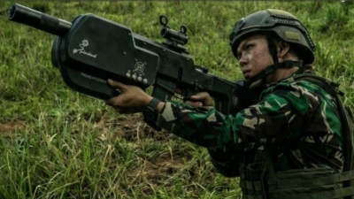 Prajurit TNI menguji coba senjata perontok drone (anti-drone) terbaru hasil kolaborasi PT Pindad dan PT PAL yang dilengkapi teknologi Soft Kill dan Hard Kill. (Dok. HO/Faktakalbar.id)