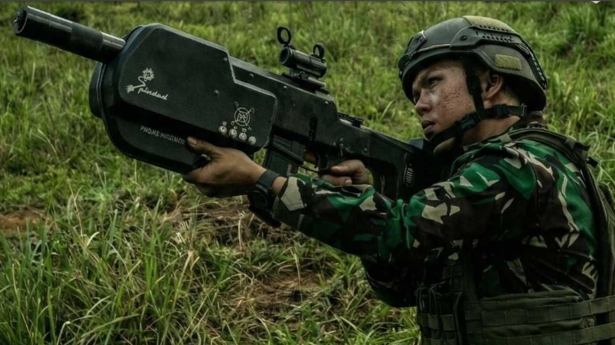 Prajurit TNI menguji coba senjata perontok drone (anti-drone) terbaru hasil kolaborasi PT Pindad dan PT PAL yang dilengkapi teknologi Soft Kill dan Hard Kill. (Dok. HO/Faktakalbar.id)