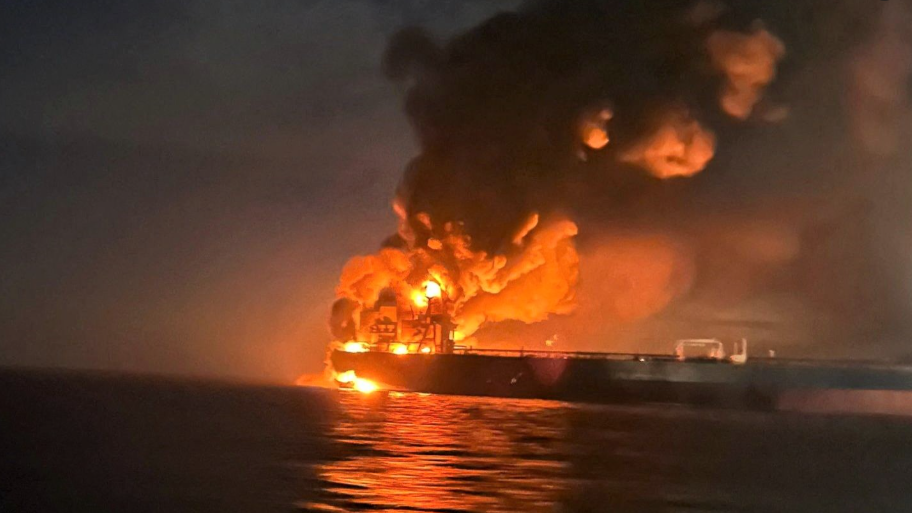 Kapal tanker minyak milik 'Armada Bayangan' Rusia terbakar hebat di Laut Hitam usai diserang drone laut Ukraina. (Dok. Ist)