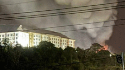 Gedung Royal Hill Resort dan Casino terbakar dan mengeluarkan asap tebal akibat serangan udara jet tempur Thailand di malam hari. (Dok. Ist)