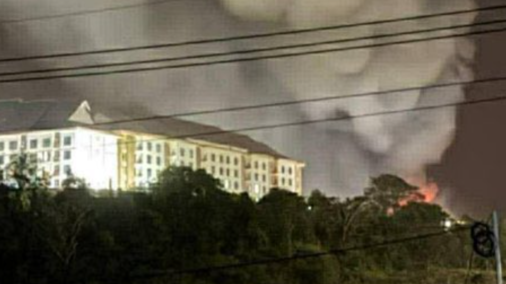Gedung Royal Hill Resort dan Casino terbakar dan mengeluarkan asap tebal akibat serangan udara jet tempur Thailand di malam hari. (Dok. Ist)