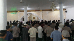 Personel Polres Ketapang berbaur dengan ratusan jamaah Masjid An-Nur melaksanakan Sholat Ghaib dan doa bersama untuk korban bencana alam di Sumatera dan Jawa. (Dok. HO/Faktakalbar.id)