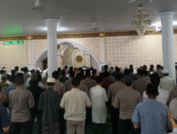 Langit Duka Selimuti Ketapang, Polisi dan Warga Gelar Sholat Ghaib untuk Korban Bencana Nasional