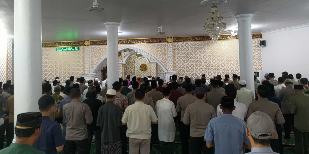 Personel Polres Ketapang berbaur dengan ratusan jamaah Masjid An-Nur melaksanakan Sholat Ghaib dan doa bersama untuk korban bencana alam di Sumatera dan Jawa. (Dok. HO/Faktakalbar.id)