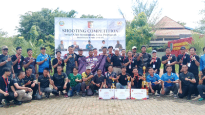 Para atlet dan pengurus Perbakin foto bersama usai gelaran Shooting Competition Antar Klub Menembak Kota Pontianak di Lapangan Tembak Perbakin Kalbar. (Dok. HO/Faktakalbar.id)